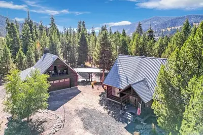 Image de Cabine de rivière entourée par la forêt nationale