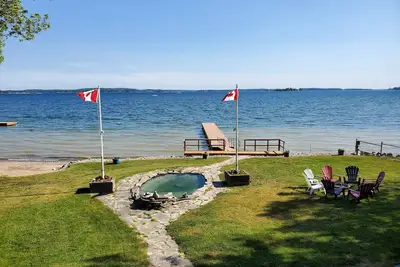 Image de Directement sur la rue Lawrence, avec plage privée et amarrage de bateau Gratuit et Wifi!