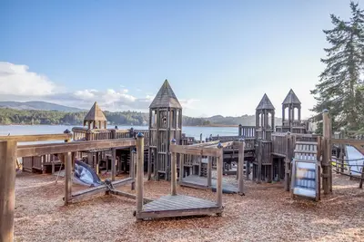 Image de La suite à trois étages avec vue sur l'océan et vue sur le roi est une promenade facile à la plage et au casino!