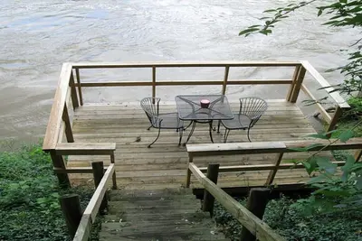 Image de Rustic River Cabin, charmant Riverfront, Hottub, 2 cheminées en pierre, Dock, Vues