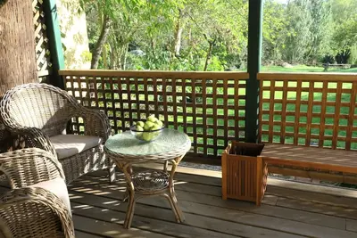 Image de Beau cottage indépendant sur la propriété du patrimoine avec vue sur la rivière depuis la balaconie