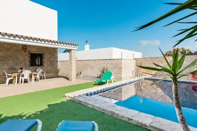 Image de Villa rustique près de la plage avec piscine, terrasse et Wi-Fi ; animaux autorisés
