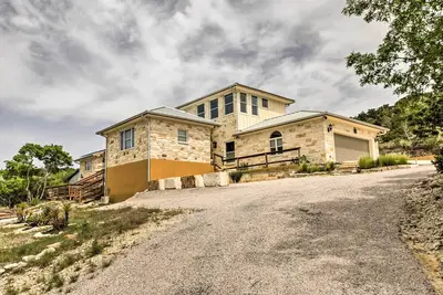 Image de «Ladera» Hill Country Estate sur 13 acres avec bain à remous