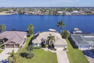 Image de Villa de luxe au bord du lac avec accès au golf