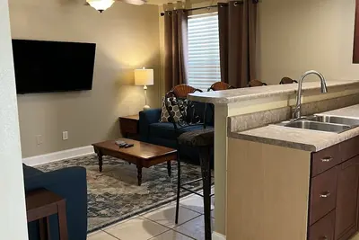 Image de Calme, privé, confortable 2 Bd, 3 téléviseurs, à 15 min de la plage