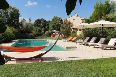 Image de Villa de 220 m² avec piscine privée et grand jardin paysagé, chiens acceptés.