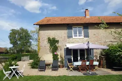 Image de Maison champêtre rénovée avec cheminée, terrasse et jardin - Idéale pour familles et amis