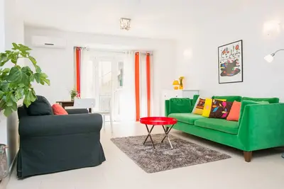 Image de Appartement d'une chambre au rez-de-chaussée avec un patio extérieur, parfait pour 2
