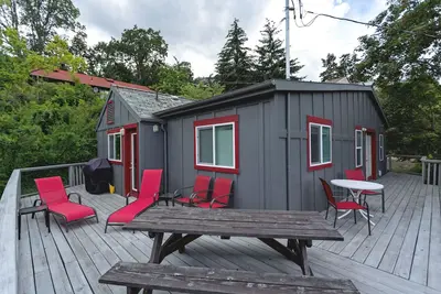 Image de Maison pittoresque et confortable de 2 chambres au centre-ville de Hood River, vue imprenable sur la terrasse