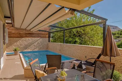 Image de Villa de luxe LeLu avec piscine d'eau salée chauffée, parking, Internet haut débit, barbecue. . .