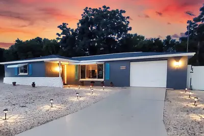 Image de IdMid-Century Home ★ 2/2/1 ★ Cls2Beaches❤ ★ Roi ★ Solarium ★ Patio ★ 4 téléviseurs Roku ★ Blanchisserie ★ Wi-Fi