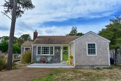 Image de 27 Myrtle-Quaint, bien entretenu, Cape Cod chalet juste. 3 miles de la plage de Sea Street