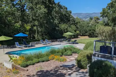 Image de 2br + Den w Pool in Wine Country - 10 minutes de Sonoma Plaza - 6 couchages dans des lits