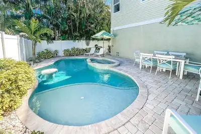 Image de Maison avec piscine située au centre.