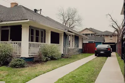 Image de Beau bungalow à quelques pâtés de maisons de l'avenue Magnolia.