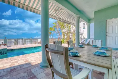 Image de Coastal Breeze est une villa de luxe sur la plage avec piscine et spa