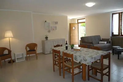 Image de Appartement rez de chaussée pour 6 personnes, 3 chambres, terrasse et jardin, à 300m du lac