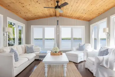Image de Cottage magnifique lac Muskoka avec une vue imprenable et bain Ă remous