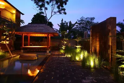 Image de Une salle Ac climatisée + petit-déjeuner avec vue sur la piscine et le jardin, à environ 5 minutes du centre d'Ubud