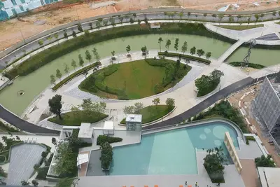 Image de suite confortable design à côté du jardin avec lac