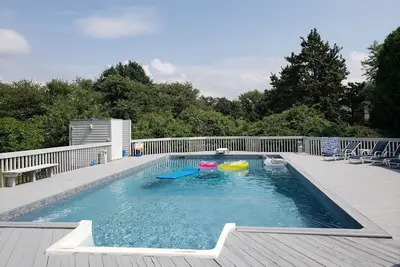 Image de Charmante maison récemment rénovée avec piscine sur rue calme. Près de Silver Beach