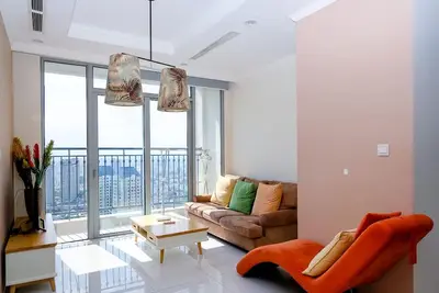 Image de Vue panoramique sur la ville depuis l'appartement de 2 chambres situé à Vinhomes Central Park