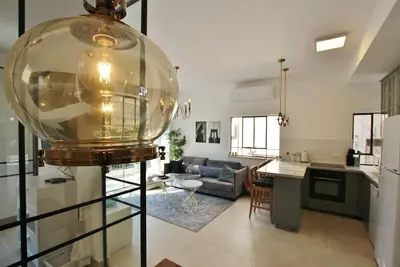 Stunning Designer 2 Bd Apt - Tlr Central