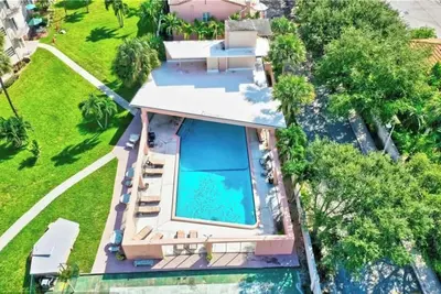 Image de Condo Lauderdale-by-the-Sea avec piscine chauffée et étapes à la plage * Location de 90 jours minimum *