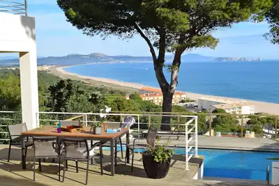Image de À Begur, profitez de la vue sur la mer depuis toutes les pièces et toutes les terrasses de la maison.