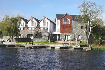 Image de 7 Port phare sur la rivière Shannon avec vue sur la rivière, le lac et le port.