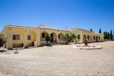 Image de Villa avec court de tennis privé et immenses jardins et vue sur la montagne