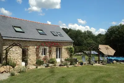 Homely gîte indépendant situé dans 2 acres de jardins privés avec piscine.