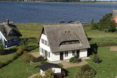 Image de Haus Boddenblick - côté gauche - Ferienhaus Boddenblick et Kranich