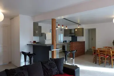 Image de Maison rénovée avec cour privée, proche de Gannat, 3 chambres, animaux acceptés, équipements modernes.