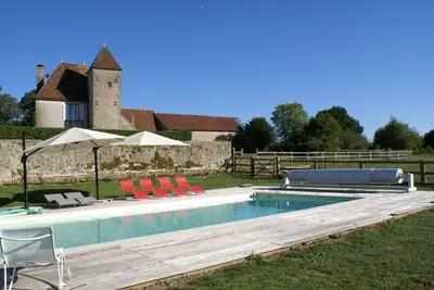 Image de Charmante maison du XVe avec piscine, jardin et terrasse en lisière de la forêt de Tronçais