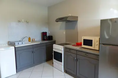 Image de Charmante maison rénovée avec cour, proche bourg, WiFi, jardin clos, animaux acceptés, à Louchy-Montfand