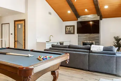 Image de Incroyable New Lodge à distance de marche de Snow Summit! Spa!