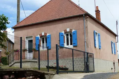 Image de Maison de Campagne Familiale avec Mini-Ferme et Activités pour Enfants