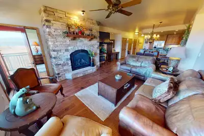 Image de Sur le lac de Dillon, sentier récréatif. 2 spas extérieurs, garage, ascenseur, accès facile à la marina, festivals