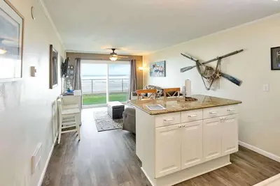 Image de Obtenez une vague de tout avec ce condo en bord de mer à quelques pas du sable