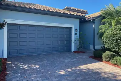 Image de River Strand 4 Br, 3 Ba, juste en face de la piscine / club-house du sanctuaire