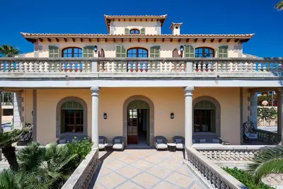 Image de Magnifique villa avec jardin paysagé, piscine privée et vue mer