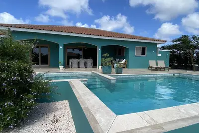 Nouvelle villa spacieuse et confortable avec piscine dans un emplacement central