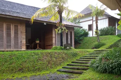 Image de Maison moderne en bois Ă Canggu Resort