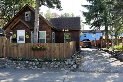 Image de Cottage historique récemment rénové à 3 minutes du centre-ville