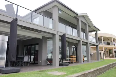 Image de Toute la maison Holidaying dans cette belle propriété en bord de rivière, est le paradis.