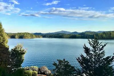 Image de Amazing Lake Front House sur le lac Santeletah