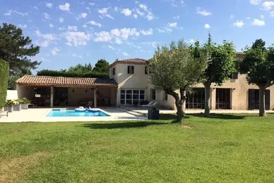 Image de Grande Maison Contemporaine, sud Aix en Provence, 10 min, Bouc Bel Air. 4 étoiles