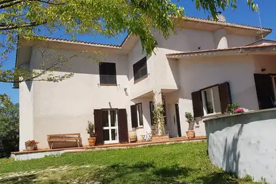 Image de villa spacieuse (300 m2. ) avec piscine privée (12x6)