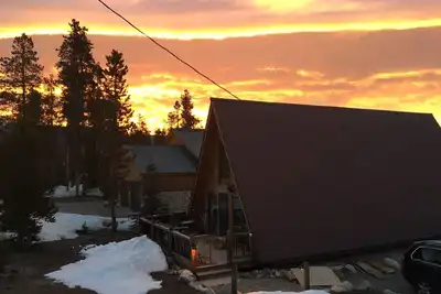 Image de Nouvelle liste! Moderne et mis à jour! Toute la maison près du parc national des Rocheuses